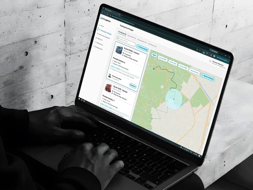Panel de Genlogistics con mapa de flota abierto en una notebook